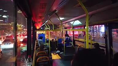 公交车行驶延时夜晚灯火通明上下班视频的预览图